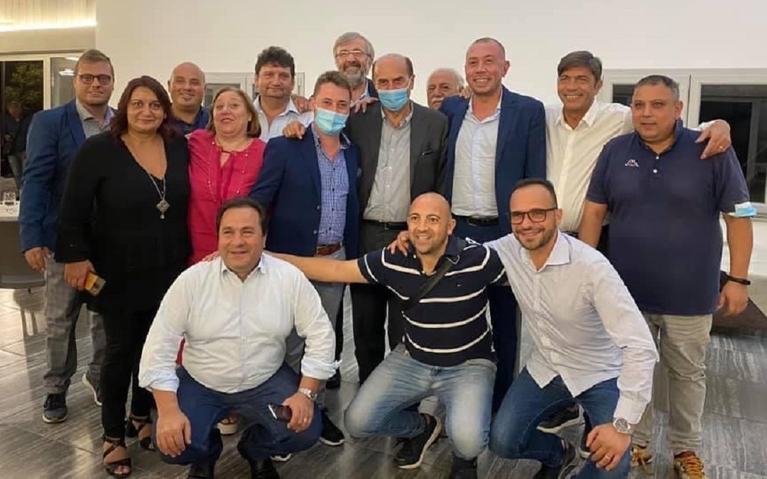 Foto di gruppo dei dirigenti della sinistra calabrese con Bersani e Zuccatelli (alle sue spalle)