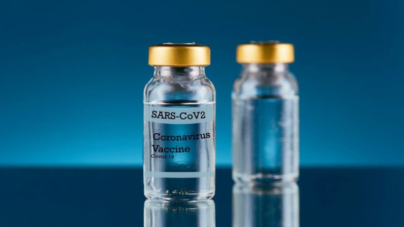 IL VACCINO ANTI-COVID AVRÀ EFFETTI COLLATERALI   
«NIENTE PAURA: IL PERICOLO  È NON VACCINARSI»