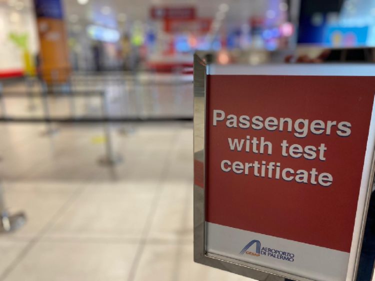 Covid, all’aeroporto di Palermo tamponi rapidi anche per chi parte