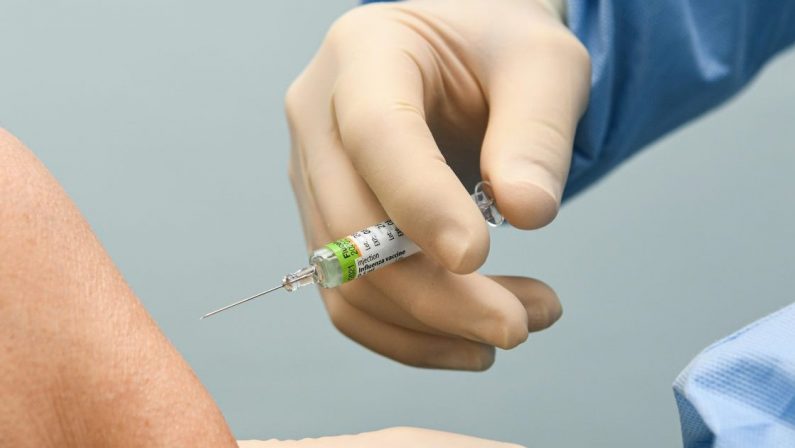 Coronavirus, aperte le prenotazioni per i vaccini agli over 60. Assunzioni per le Usca