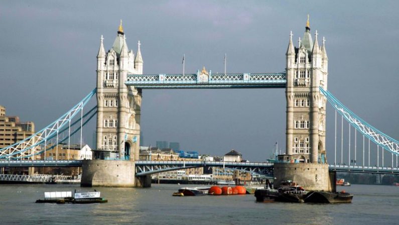 Variante inglese del Covid, l’Italia sospende i voli con la Gran Bretagna