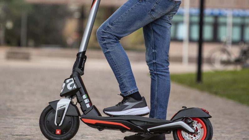 Aprilia produrrà su licenza MT Distribution monopattino eSR1