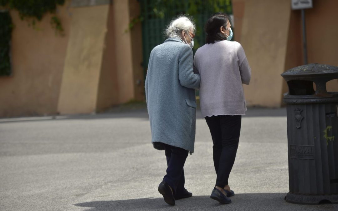 Vaccini, Assindatcolf “Nessuna indicazione per badanti e baby sitter”