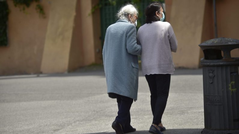 Vaccini, Assindatcolf “Nessuna indicazione per badanti e baby sitter”