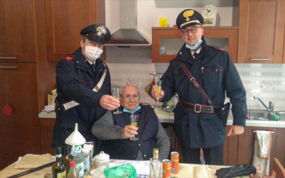A 94 anni chiama i Carabinieri per il brindisi di Natale, “sono solo”