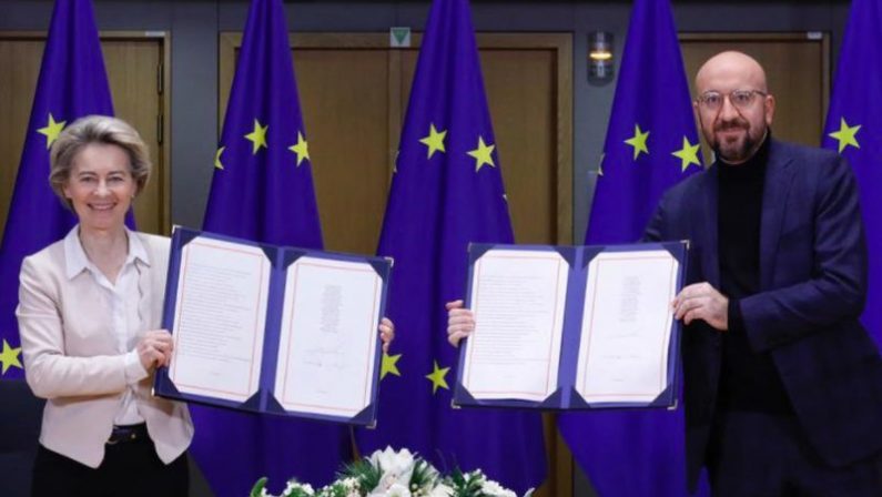Brexit, von der Leyen e Michel firmano accordo commerciale