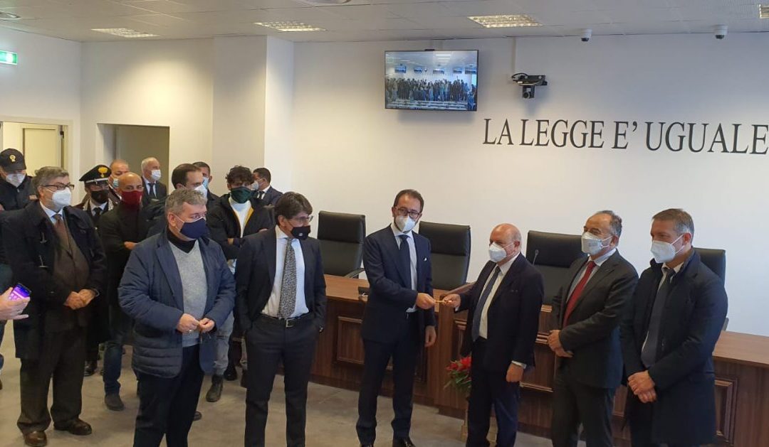 Il ministro Bonafede durante il sopralluogo