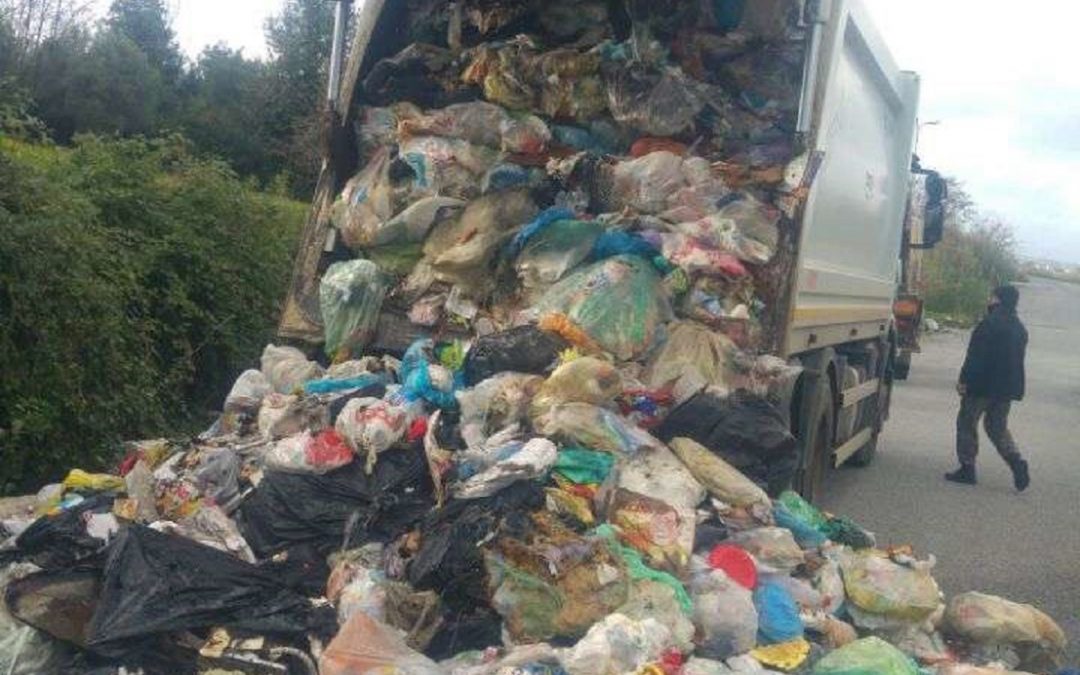 Il mezzo colpito dalle fiamme