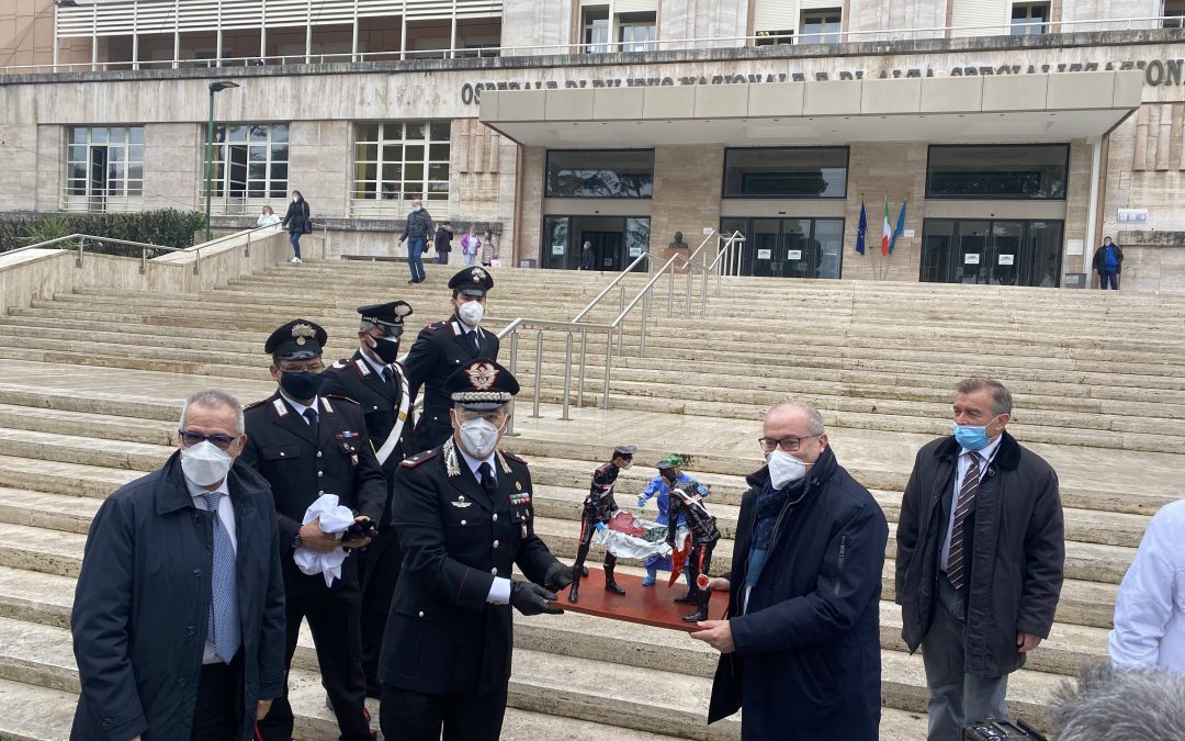 I Carabinieri donano una statua in carta pesta al personale sanitario dell’Azienda Ospedaliera dei Colli