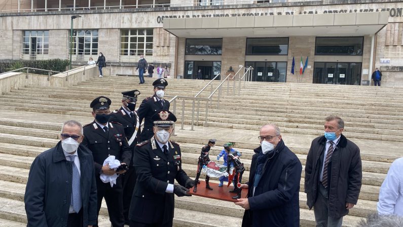 I Carabinieri donano una statua in carta pesta al personale sanitario dell'Azienda Ospedaliera dei Colli