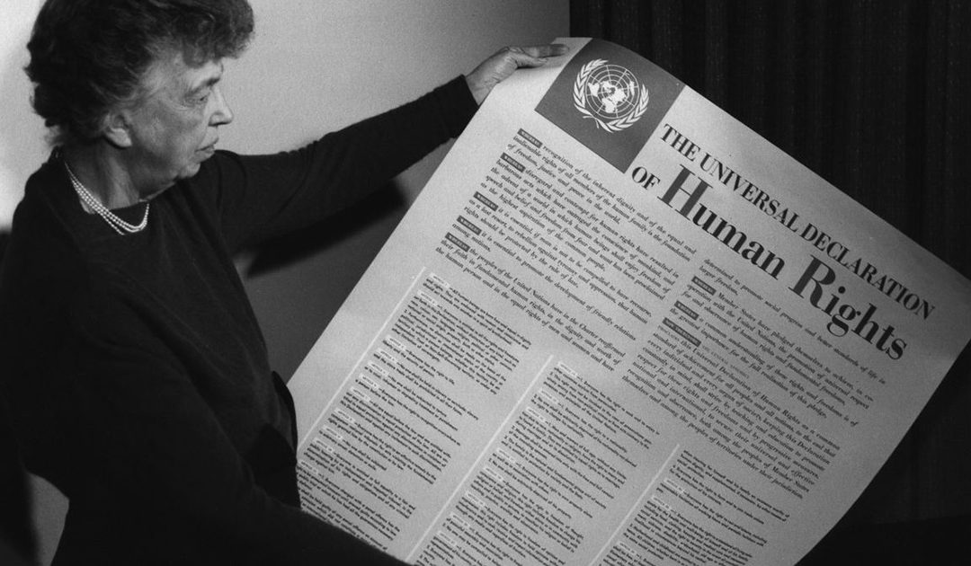 Eleonor Roosvelt con in mano la Dichiarazione dei diritti umani