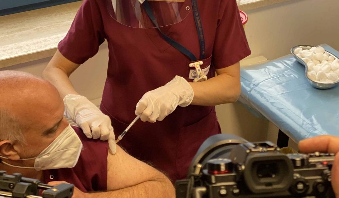 Il tarantino Felice Arcamone, infermiere 47enne del San Carlo, è il primo vaccinato anti-covid in Basilicata