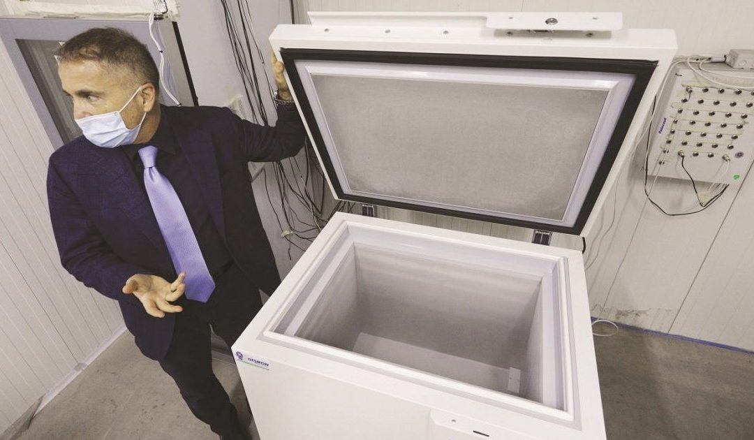 I contenitori frigoriferi nei quali va tenuto il vaccino a 80 gradi sotto zero
