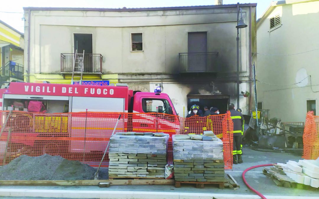 Il locale che ha preso fuoco ieri mattina a Episcopia