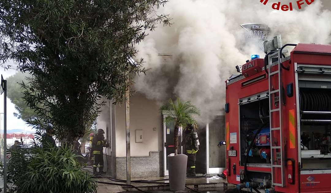 Il negozio andato in fiamme
