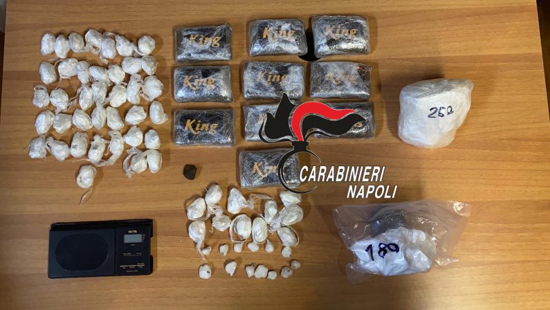 Droga per le festività. Quasi 2 chili di stupefacenti nascosti in giardino e nella cuccia del cane,  50enne arrestato