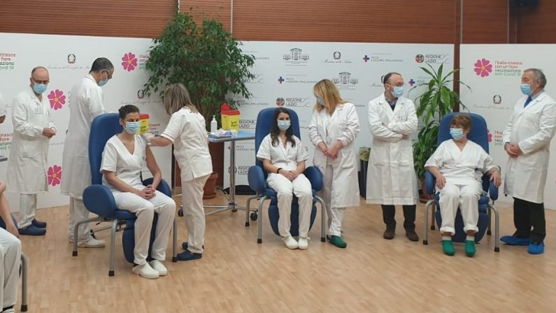 Coronavirus, un'infermiera dello Spallanzani di Roma la prima vaccinata d'Italia