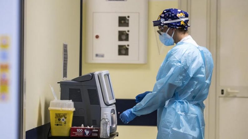 Coronavirus, oltre 4mila nuovi casi e 53 vittime in Italia. L'Oms lancia l'allarme
