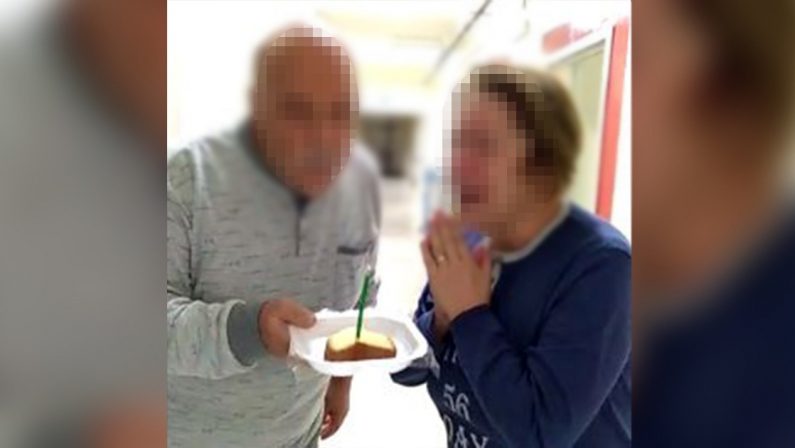Coronavirus, anniversario di matrimonio in ospedale a Catanzaro: infermieri portano dolce e candelina