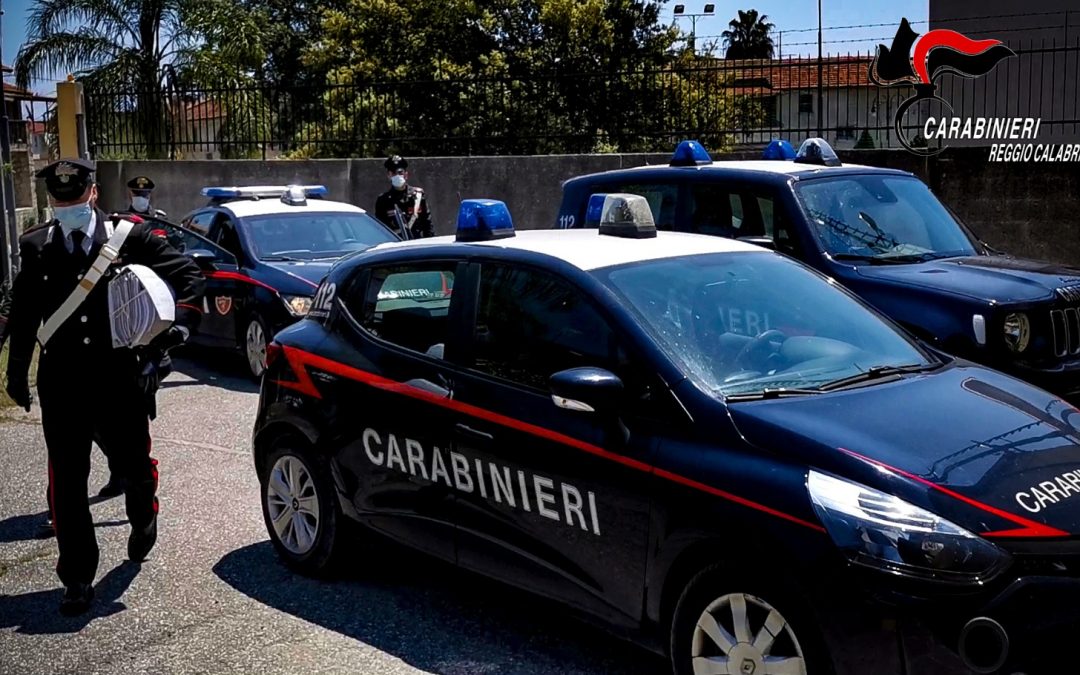 I carabinieri con i documenti acquisiti