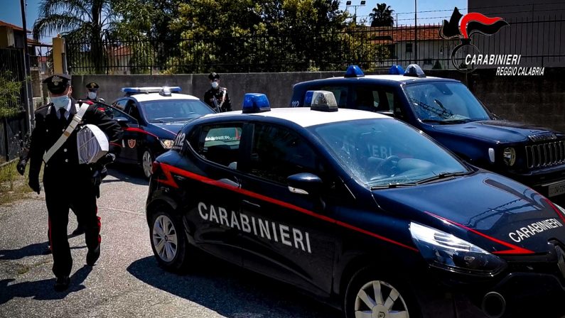 Maltrattamenti in famiglia e i carabinieri trovano anche armi: arrestato nel Reggino