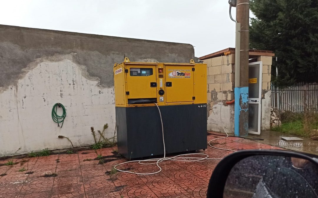 Uno dei gruppi elettrogeni installati all’esterno per fornire corrente al casolare