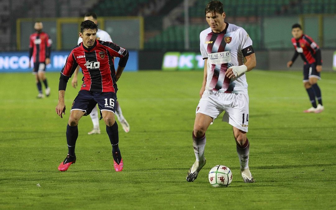 Sciaudone e Di Tacchio durante la partita Cosenza-Salernitana dello scorso 29 novembre
