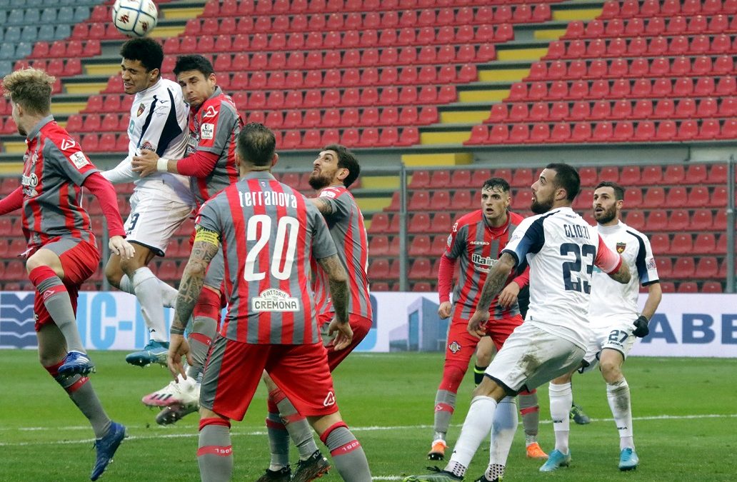 Uno scontro di gioco in Cremonese Cosenza