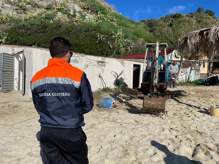 Abusivismo in spiaggia nel Vibonese, demoliti alcuni manufatti