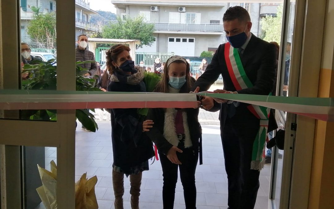 Il momento del taglio del nastro