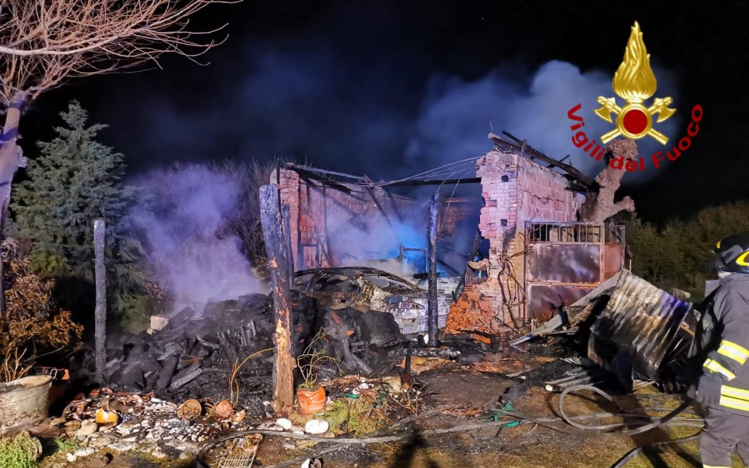 A fuoco un deposito agricolo ad Ariano irpino