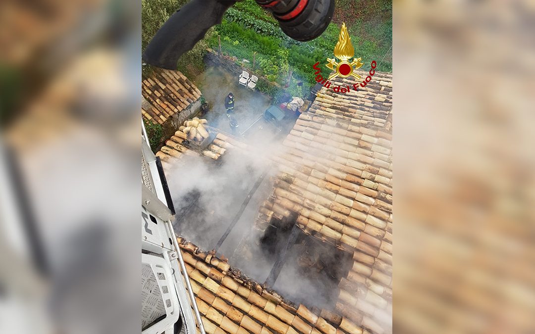 Parte un incendio dal caminetto, casa semidistrutta nel Cosentino
