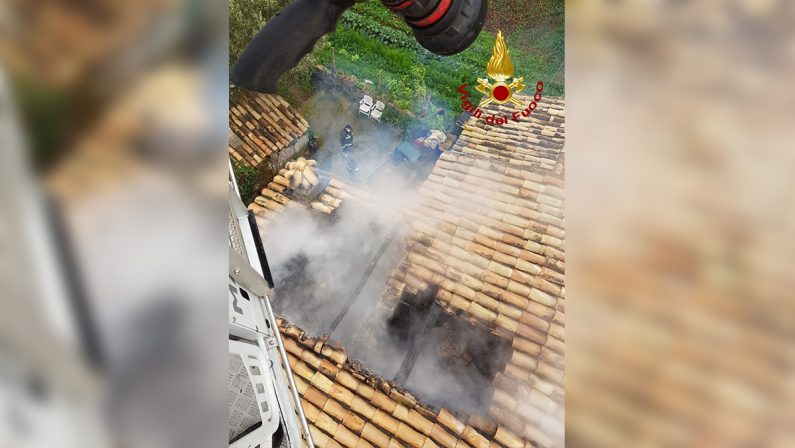 Parte un incendio dal caminetto, casa semidistrutta nel Cosentino