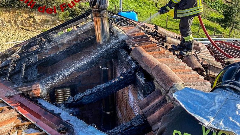 Incendio danneggia abitazione nel Cosentino, crollata parte del tetto