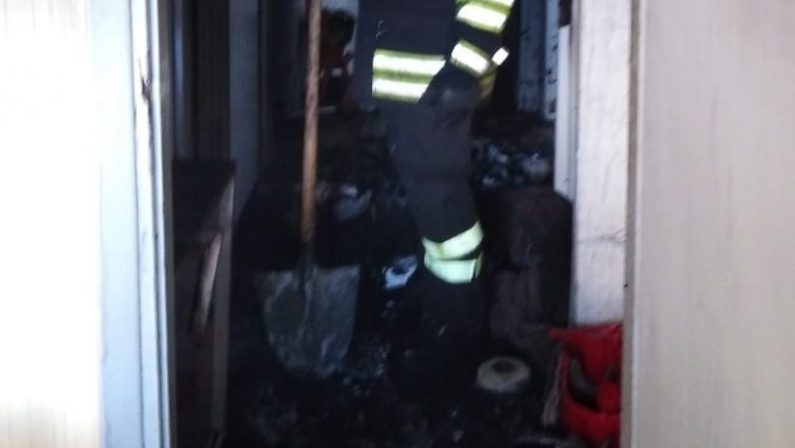 Abitazione in fiamme nel Cosentino, salvato un 90enne