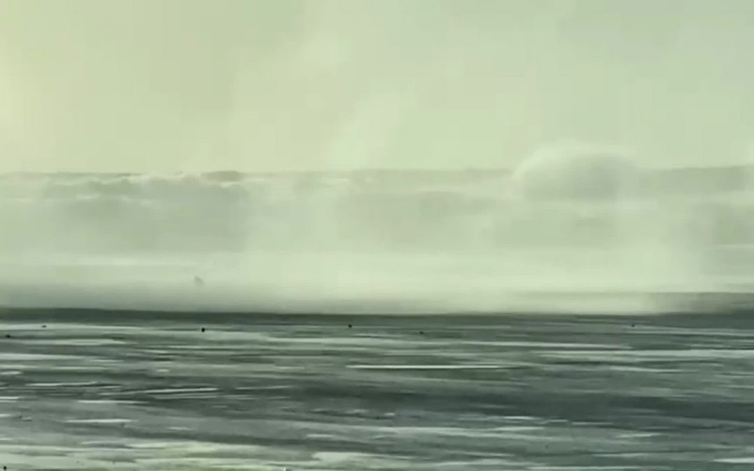 Lampedusa spazzata dal vento, mare in tempesta