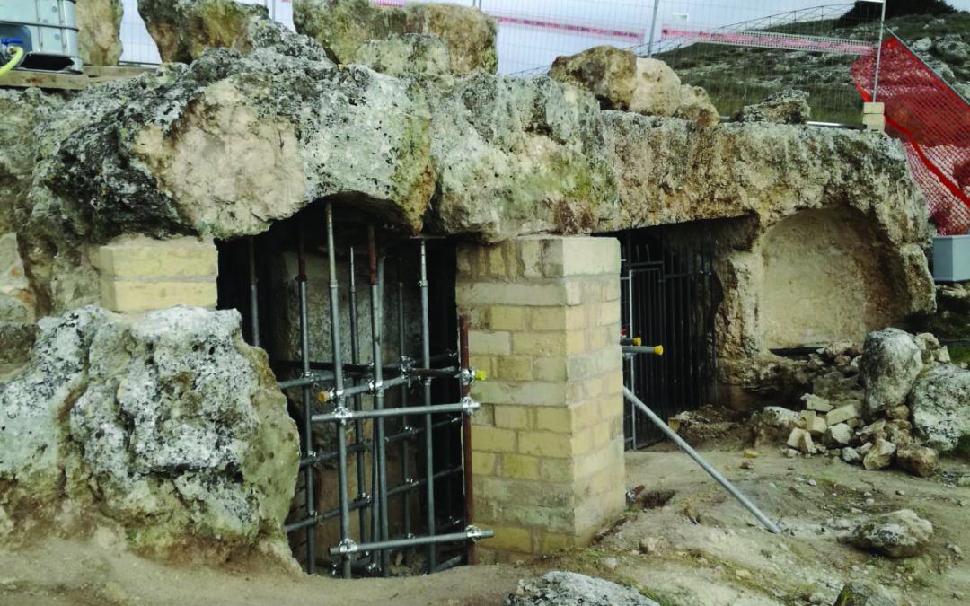 Chiesa delle Tre Porte, una mascherina (di ferro) alla Madonna. E in tanti gridano allo scempio