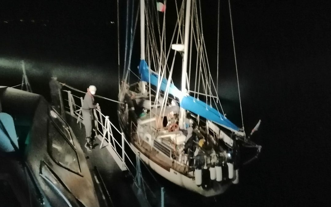 Un'imbarcazione di migranti intercettata dalla Guardia di Finanza