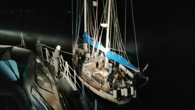 Migranti, barca a vela con 32 persone a bordo intercettata nel Mar Jonio e scortata a Crotone