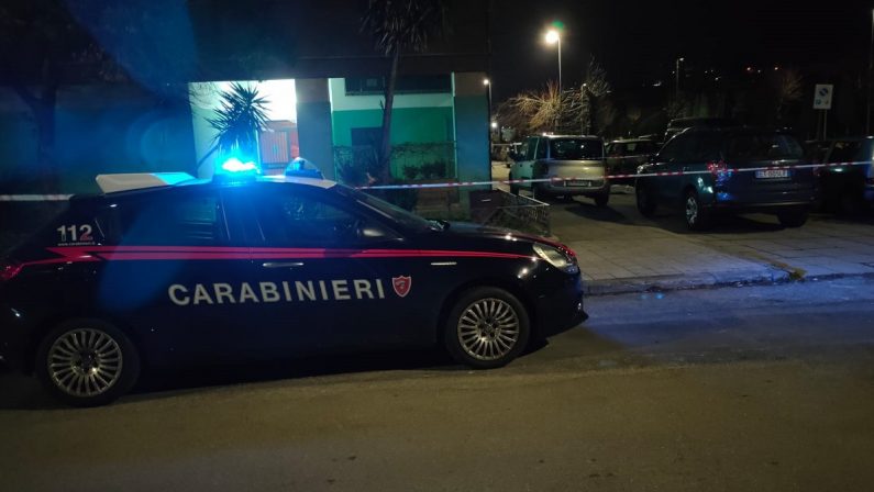 Giallo a Cosenza: un uomo trovato morto sull'asfalto, indagano i carabinieri