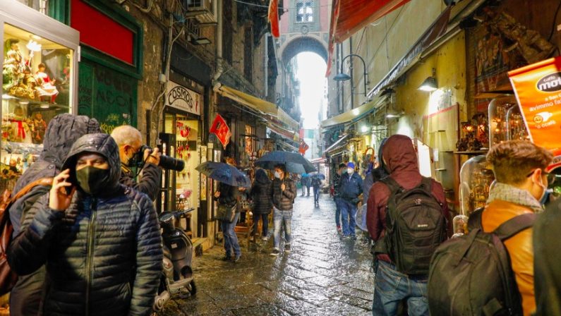 Covid: a Napoli folla nelle vie dello shopping