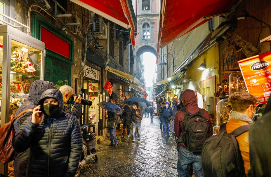 Covid: a Napoli folla nelle vie dello shopping