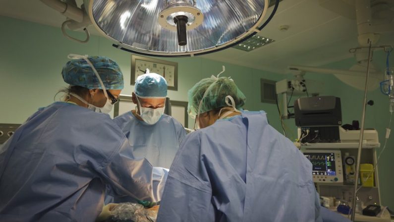 Va via la luce in sala operatoria a Bari, medici costretti ad operare con la torcia del cellulare