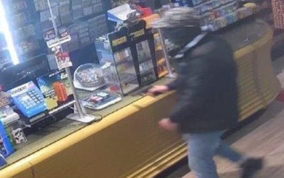 Il rapinatore all'interno della tabaccheria
