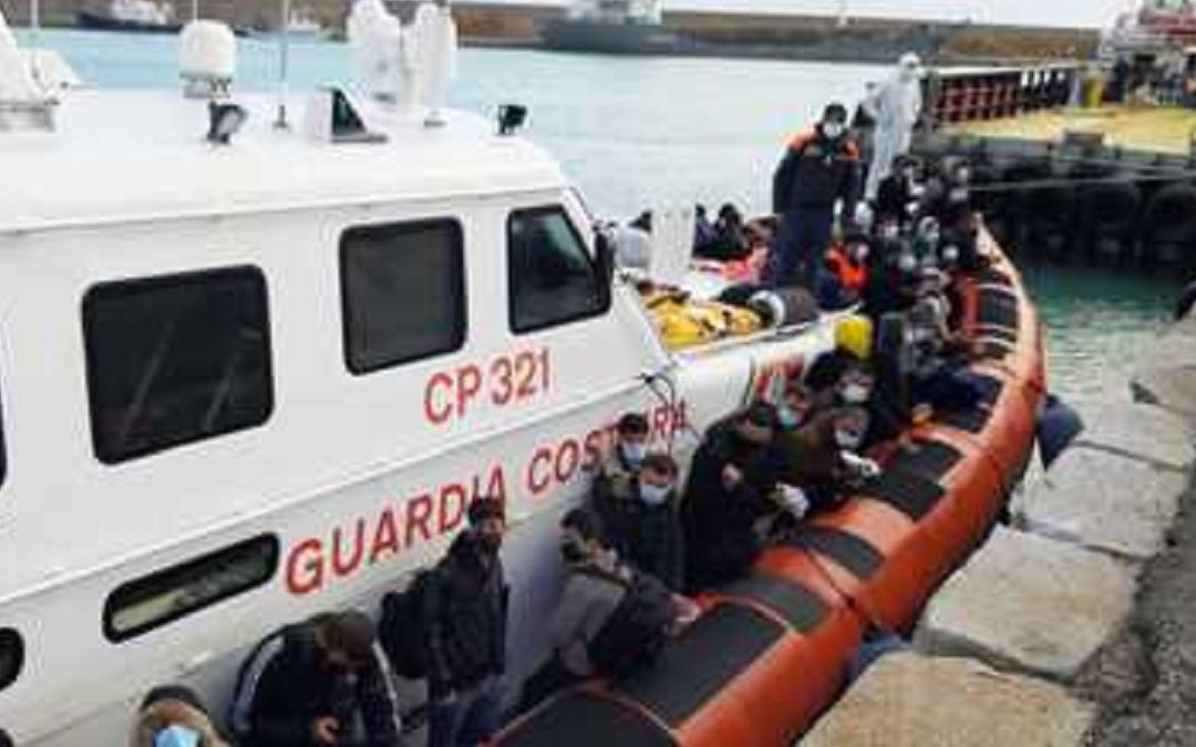 Uno sbarco di migranti a Crotone