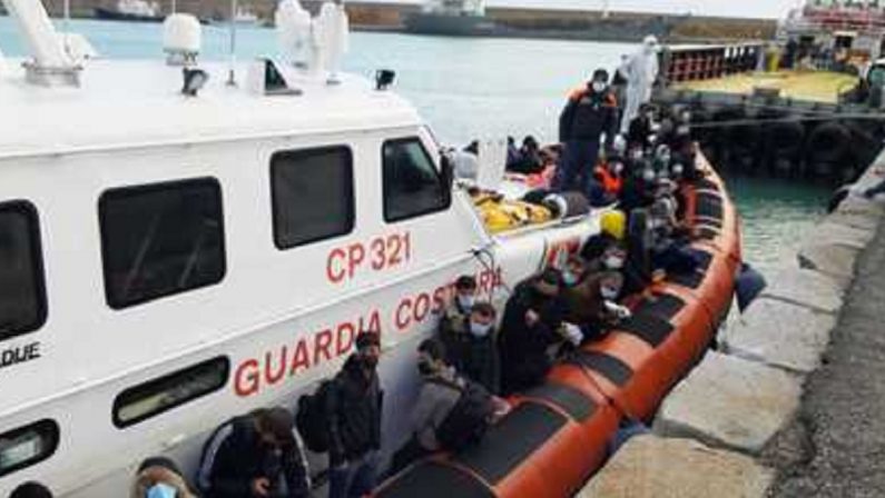 Migranti, barcone con 72 persone a bordo sbarca nel porto di Crotone