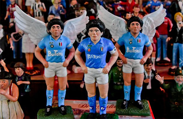 Le botteghe dei presepi riaprono in ricordo di Maradona