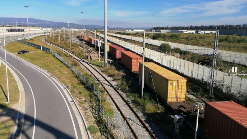 Svolta per il porto di Gioia Tauro, primo treno merci. De Micheli: «Ora più competitivo»