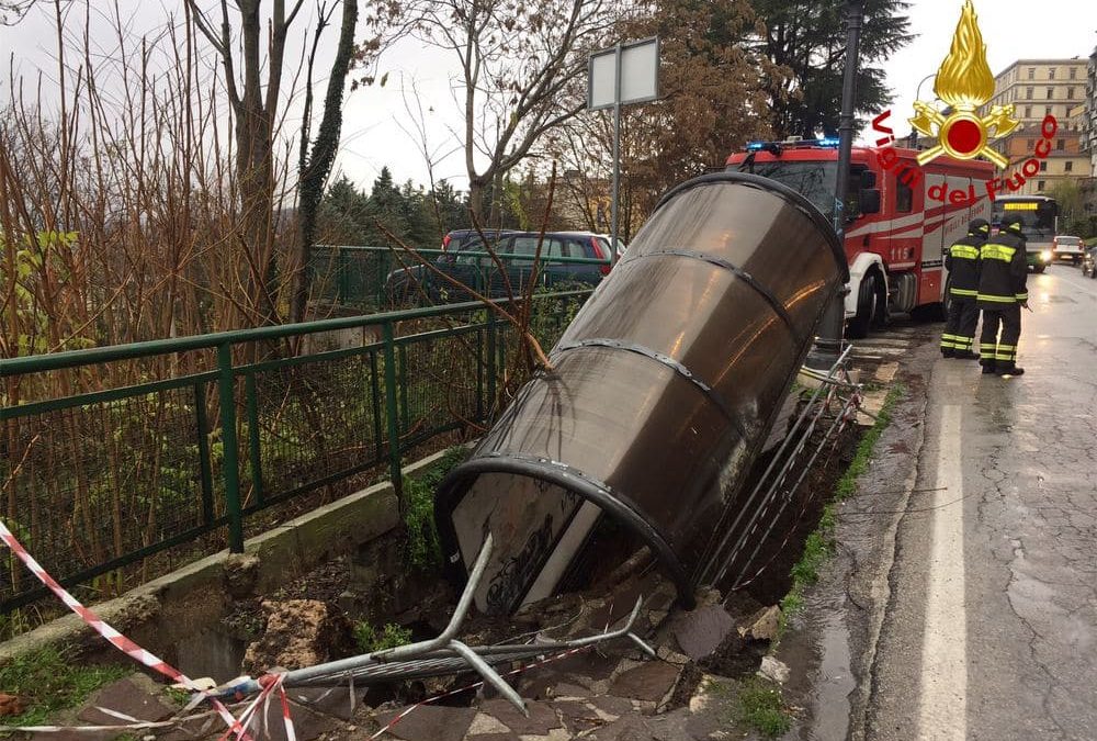 La pensilina inghiottita dalla voragine apertasi stamattina in corso Garibaldi a causa delle piogge insistenti