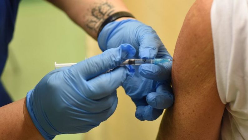 Coronavirus, vaccini a parenti e amici dei consiglieri: denuncia in un comune del Cosentino